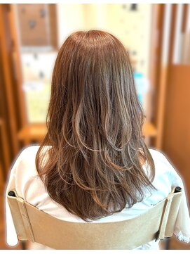 デューク リムニ(du:c Rimuni) 柔らかベージュ×軽やかレイヤーミディ