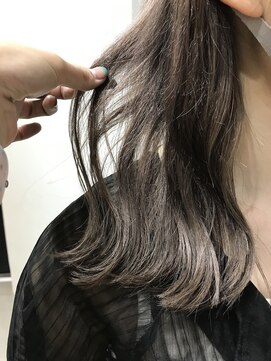 ネイヴィル(navile) ◎赤みのない透け感グレージュ