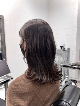 路地裏のアパート 【ワンレングスベースのまとまりやすいミディアムスタイル】