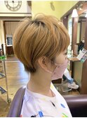 明るめカラー耳かけショートヘア