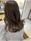 アッシュグレージュとレイヤーカットで柔らかく◎