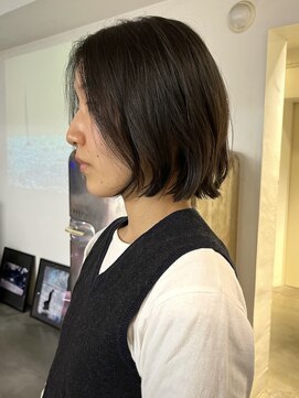 センターパートニュアンス顎ラインボブ