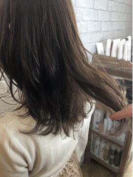 シキ(Shiki) ミディアム/セミロング/透明感