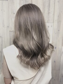 アイスアウト(iced out) アッシュベージュ【赤羽】