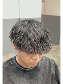 縦落ちツイストスパイラルパーマメンズ刈り上げマッシュ