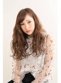 重め前髪が大人かわいいセミウェットな愛されゆるふわウェーブ