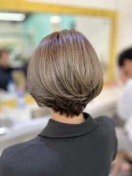 ナチュラ(natura) グレイッシュなショートボブ