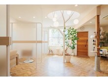 エムブランシェ(Mbranche)の雰囲気（《木の温もりと白を基調としたカフェ風店内でお寛ぎください♪》）