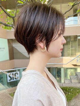 アンド ストーリーズ(&STORIES) 大人可愛い前髪長めの耳掛けショートボブアッシュブラウン小林