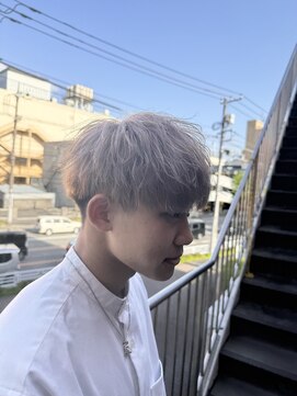 アイズ 海老名(AIZU) ミルクティーベージュ　ブリーチ　マッシュ　メンズカラー　眉毛