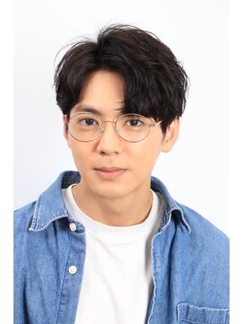 ネイビー(NAVY) メガネに似合うニュアンスパーマ かきあげヘア 刈り上げマッシュ