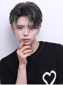 ホワイトシルバーアッシュインナーカラーセンターパート
