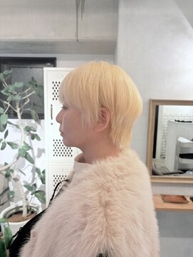 ミミ(Mimi) 前下がりマッシュショート（ブロンド）