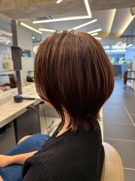 軽やかレイヤーの柔らかショートボブ