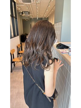 アヴェリー(avely) セミロング/巻き髪/髪質改善/グレージュカラー/赤みなしカラー