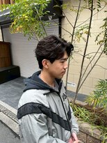 シーンバイラッド ヘルム(SCENE by RAD helm) 爽やかセンターパートツーブロックショートヘアメンズカット艶感