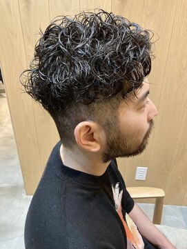 ソウスシア(SOURCE cia) 刈り上げハイウエイト強めスパイラルパーマ【佐藤和弥】