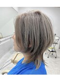 透明感ウルフケアブリーチシルバーベージュくびれミディアム