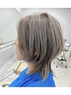 プラグ(Plug) 透明感ウルフケアブリーチシルバーベージュくびれミディアム