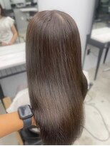 フォンズ(FONS)&nbsp;オリーブグレージュ/レイヤーカット/赤みなしカラー/くびれヘア