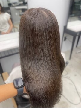 フォンズ(FONS) オリーブグレージュ/レイヤーカット/赤みなしカラー/くびれヘア