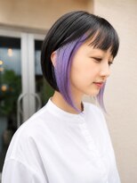 ルージュバイグルーブ(rouge.by.groove)&nbsp;黒髪×ラベンダーインナーカラー｜耳かけショートボブ