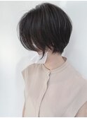 黒髪大人かわいい丸みひし形ハンサムショートセンターパート