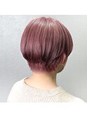 ピンクベージュのショートヘア