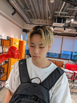 コワファーストナガサキシャンプーボーイ(COIFF1RST NAGASAKI SHAMPOO BOY) センターパート×ツイストスパイラルケアパーマ