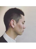 スーツのお仕事にもピッタリのメンズベリーショートスタイル。