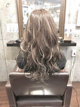 1+ アンプリュス(Unplus) ロング巻き髪グレージュ【市川】