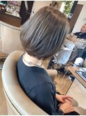 ショートボブ×白髪ぼかしハイライト