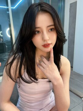 ノク(nok) 黒髪センターパートくびれヘア_大人ガーリーダークアッシュ