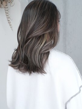 マリアナ(Mariana) ハイライトショートヘアレイヤーカットダブルカラー