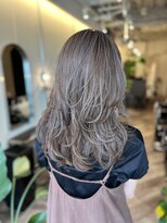 ソエル(Soell)&nbsp;神戸 三宮 レイヤーカット 白髪ぼかしハイライト 脱白髪染め