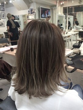 ペネロープ(Penelope) ハイライトグレージュボブ