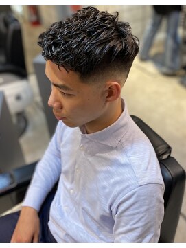 フランクスバーバー アンド ビアークラブ(FRANK'S BARBER and BEER CLUB) スキンフェード癖毛風パーマショートレイヤー