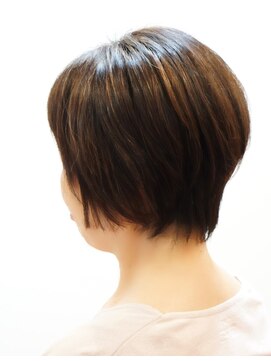 シャイニーソルン 硬くて広がる髪の毛を手ぐしでおさえてスッキリショートボブ