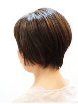 シャイニーソルン 硬くて広がる髪の毛を手ぐしでおさえてスッキリショートボブ