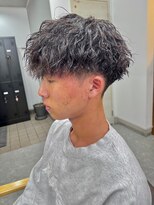 フゥ 宇都宮(FeU) 波巻きスパイラルパーマツイストパーマメンズ刈り上げ緩め30代