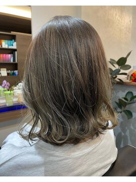 フォセット(Fossette) 全体ブリーチ◎マットベージュ×外ハネミディアム