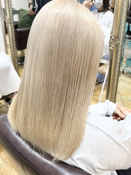 ルッツ(Lutz. hair design) ホワイトベージュ【千代田彩夏】