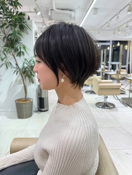 アンド ストーリーズ(&STORIES) 前髪あり耳掛け丸みくびれショートボブ20代30代40代50代(蘭)