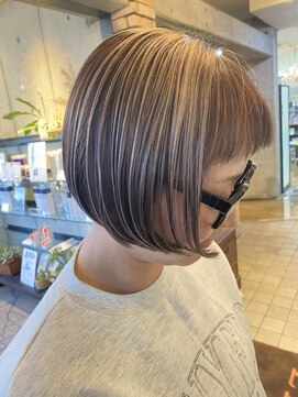 ハイライトデザインとミニマムボブ