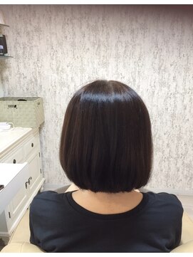 矯正後も柔らかさのあるボブスタイル