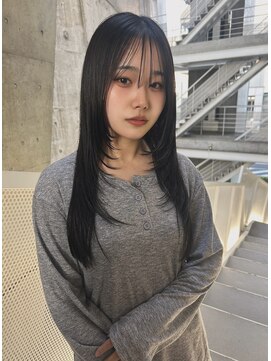 暗髪グレージュ×シースルーバングレイヤーカット韓国