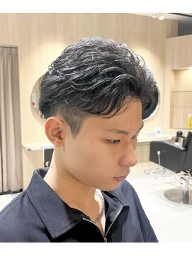 レボ 片町店(Revo) 短髪でも作れる毛流れ!フェザーショート