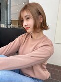 透明感のあるミルクティーベージュでトレンド感のあるくびれボブ