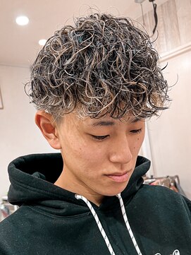 ヘアアンドフェイス ルースト(hair&face ROOST) “パーパススパイラル”“ブリーチハイライト”