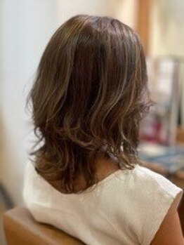 フルール(fleur)の写真/オシャレな大人女性に人気の《fleur》白髪を活かしたカラーで、毎日がもっと楽しくなるスタイルに！